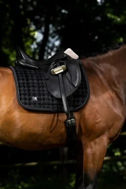 Tapis De Selle De Dressage Essence 22/23 Velours Estampille
